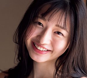 「補聴器をつけた天使」我妻ゆりかが週プレに登場