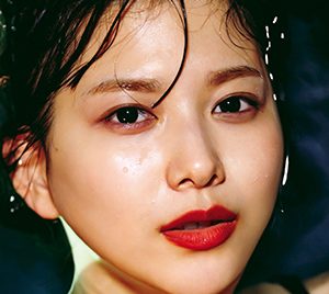 櫻坂46渡邉理佐、クールビューティーな美ボディー披露