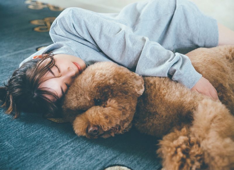 櫻坂46守屋麗奈1st写真集「笑顔のグー、チョキ、パー」(竹書房)より通常版裏表紙