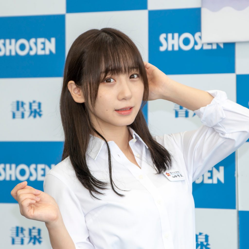 コラボ写真集『伊織の心がヤバイやつ ～伊織もえ×「僕の心のヤバイやつ」コラボ写真集～』(秋田書店)取材会に出席した伊織もえ