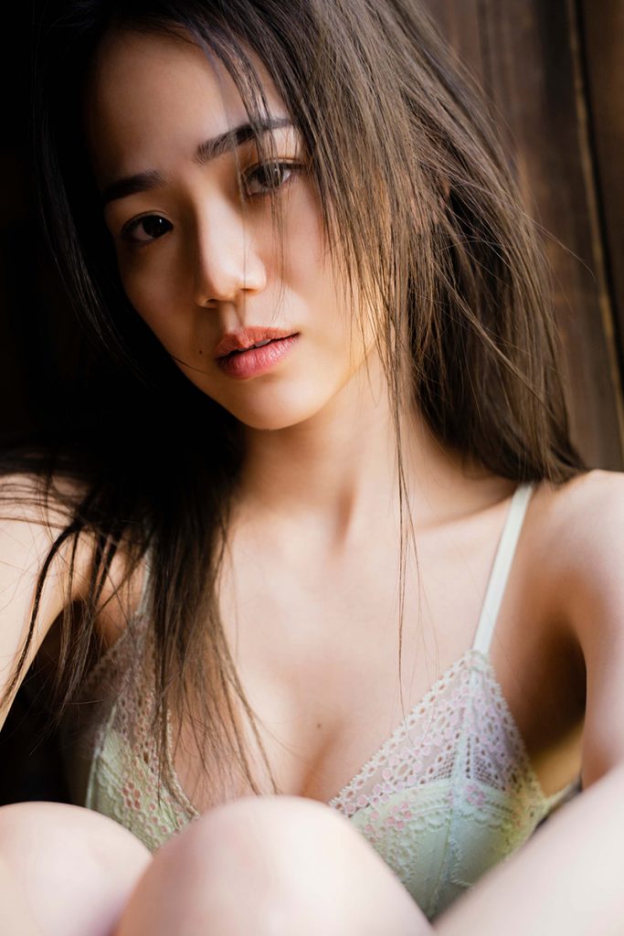 倉田ヨーコデジタル写真集「NOW ON AIR!」(集英社)