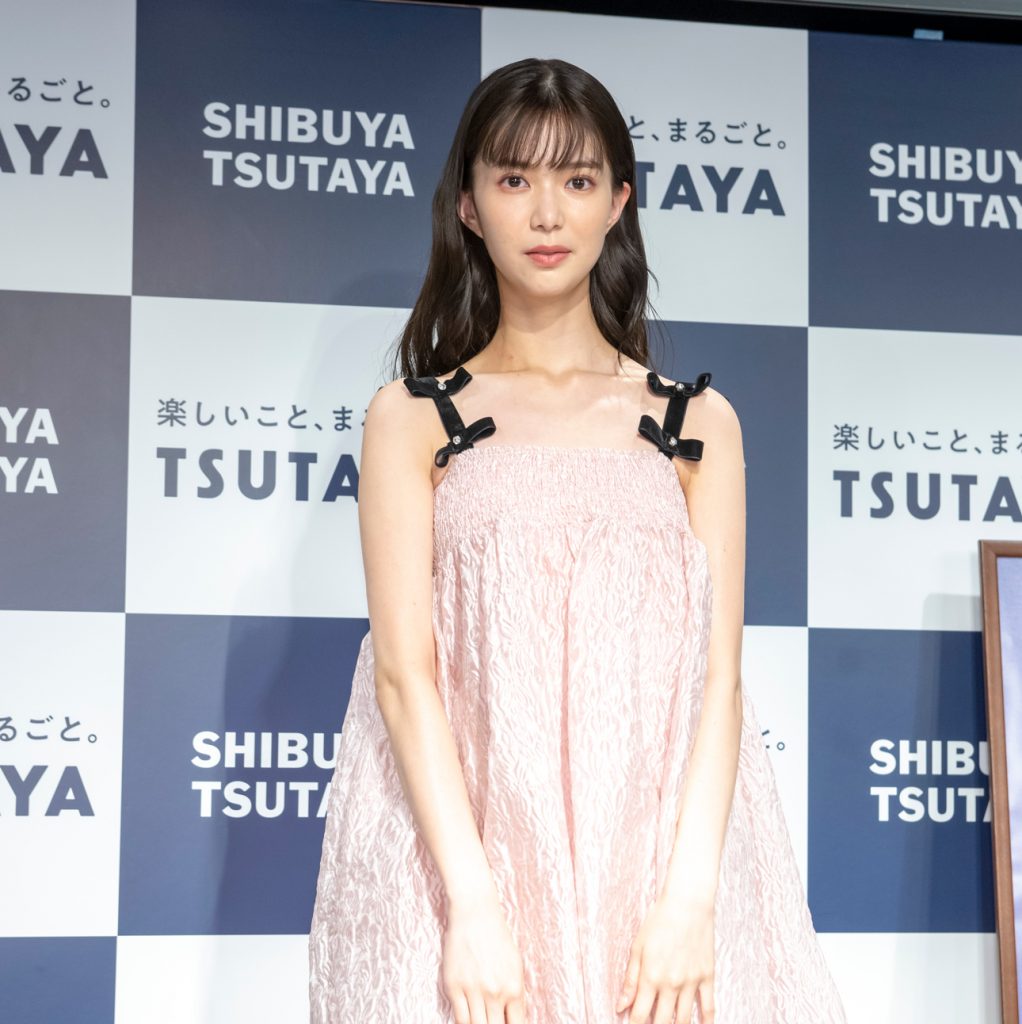 1st写真集「りこぴ」発売記念取材会に出席した松平璃子