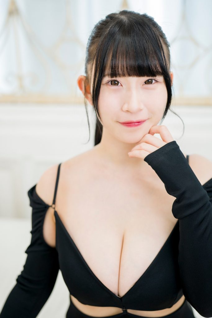 表紙にもなっている黒いレオタード風の水着がイチオシ/カメラマン:武田真由子