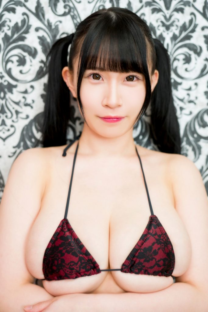 衣装で注目すべき点は、何といっても布面積の小ささ!