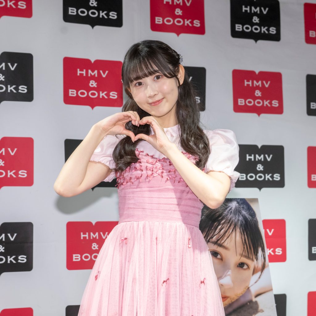 SKE48井上瑠夏が1st写真集『僕から先に言わせてくれ』(扶桑社)発売記念取材会に出席