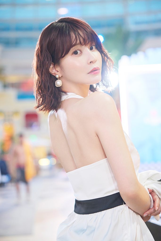 「岸明日香 カレンダー2025」より