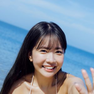 「＃2i2」天羽希純、笑顔あふれるグラビアショット『FLASH』表紙＆巻頭を飾る