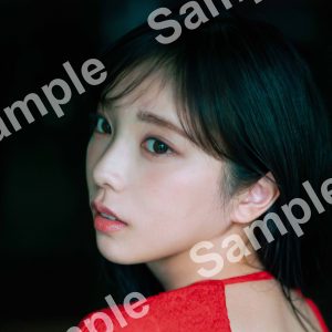 乃木坂46与田祐希、背中が大胆…大人っぽい！真っ赤なドレス姿の特典ポスターカット公開