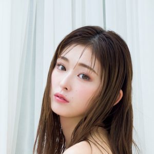 “令和の白ギャル”ゆうちゃみ、身長175cmスラりと長い手足がまぶしいグラビアショット