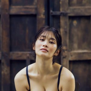 グラビアアイドル高橋凛、廃墟風のシチュエーションで大人の魅力全開