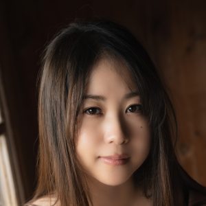 伝説の“貝殻ビキニ”も…西田麻衣、メモリアルな50作目のグラビアDVD