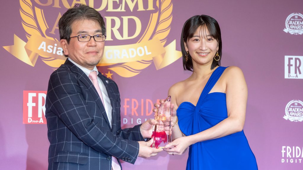 グラデミー賞発表・受賞セレモニーに出席した榎原依那