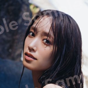 日向坂46佐々木久美、濡れ髪からビキニ姿・ワインを前にしたカットまで1st写真集より封入特典ポストカード6種解禁