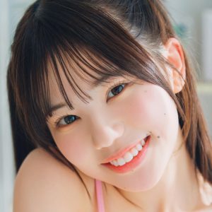 “フジコーズ”上西萌々、桃色ビキニで初ソログラビア