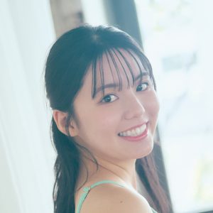 “愛媛が生んだ奇跡の美女”松島かのん、キャンディーグリーンのビキニショット