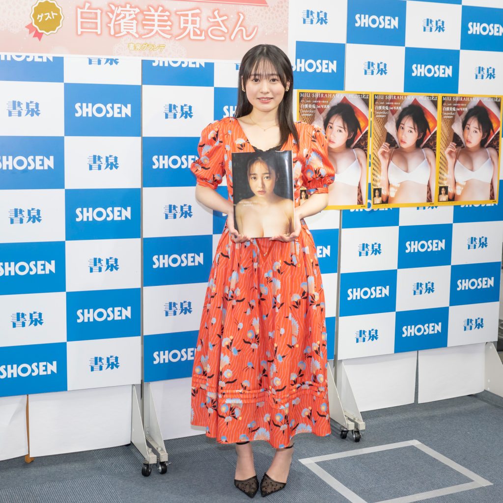 白濱美兎1st写真集「manika」発売記念取材会より