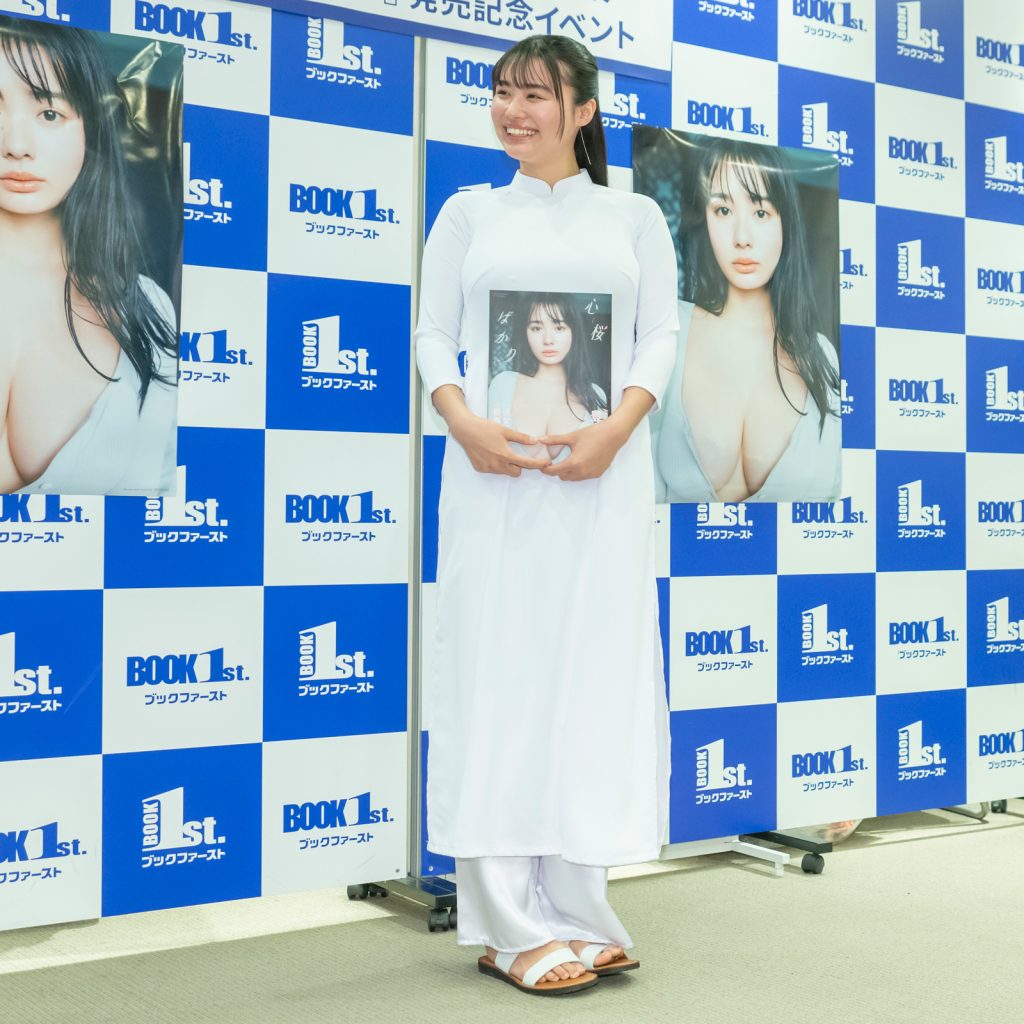 豊島心桜1st写真集『心桜ばかり』(集英社)発売記念取材会より