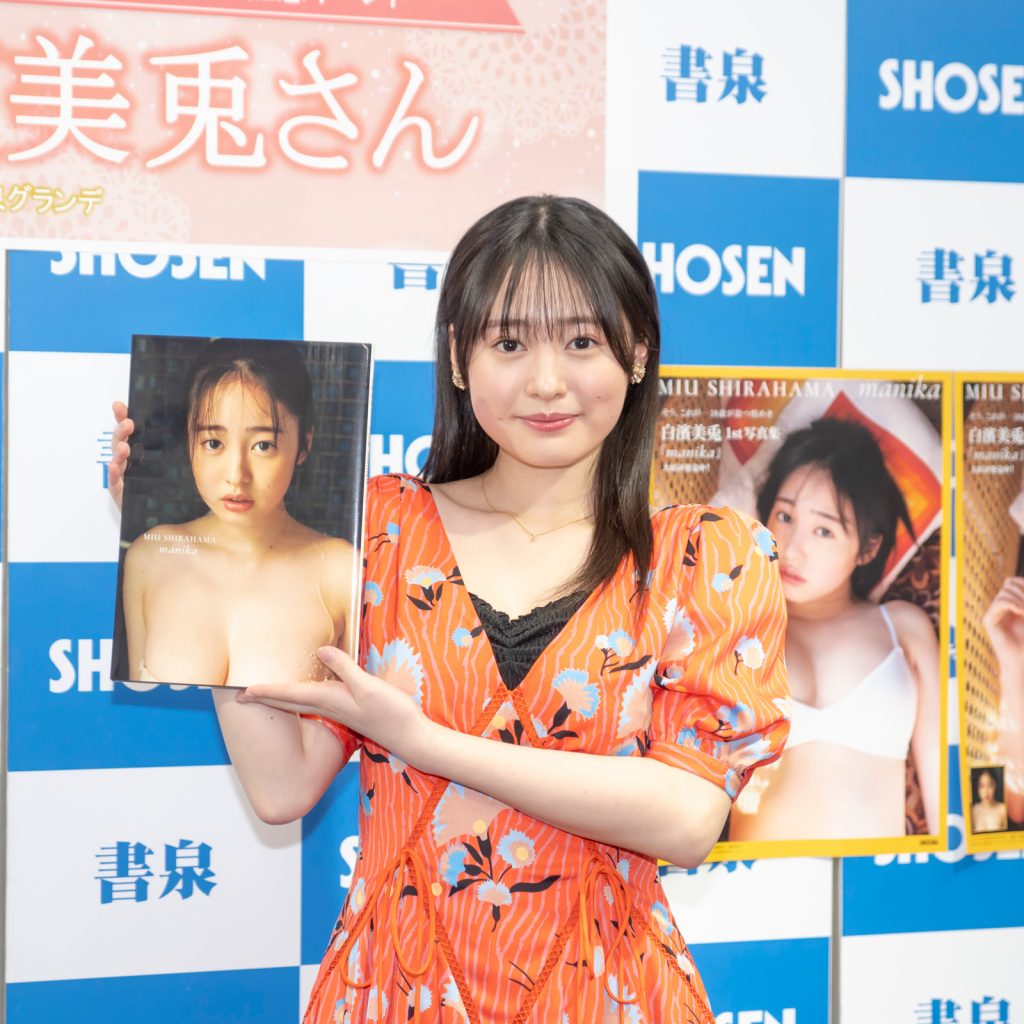 白濱美兎1st写真集「manika」発売記念取材会より