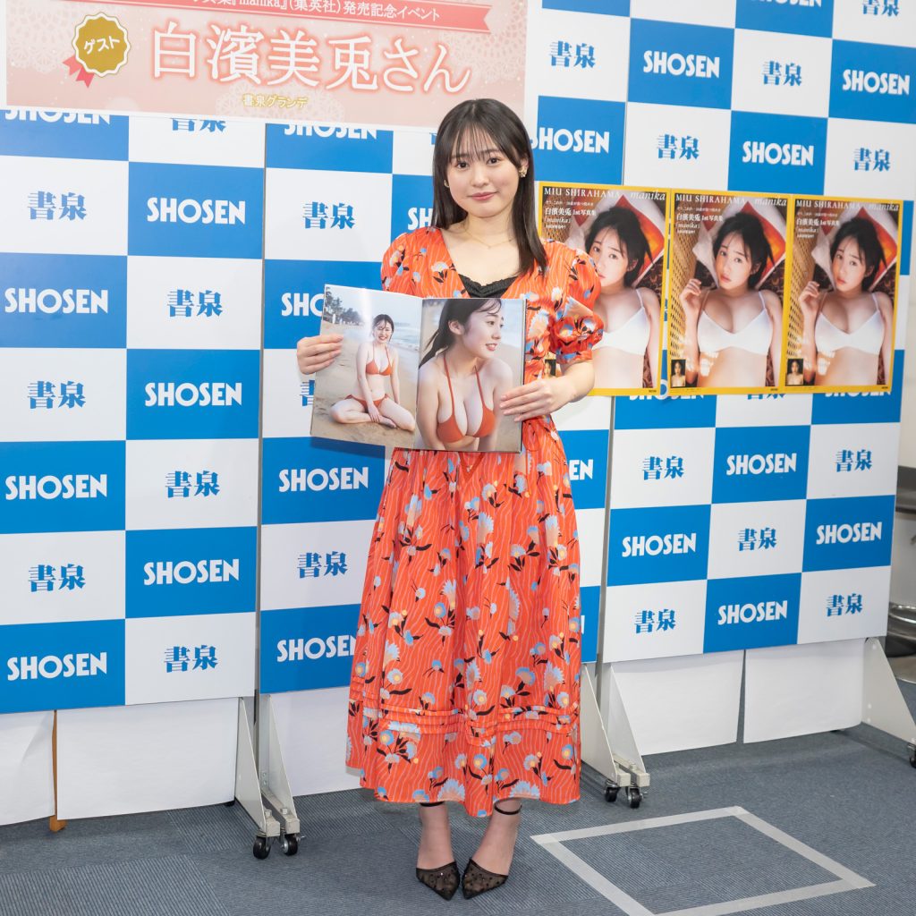 白濱美兎1st写真集「manika」発売記念取材会より