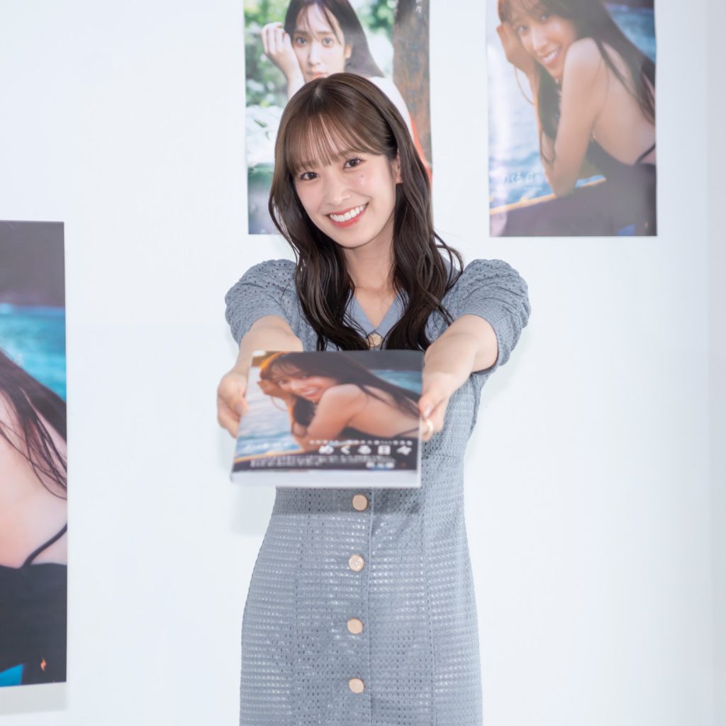 日向坂46・佐々木久美が1st写真集『めくる日々』発売記念取材会に出席