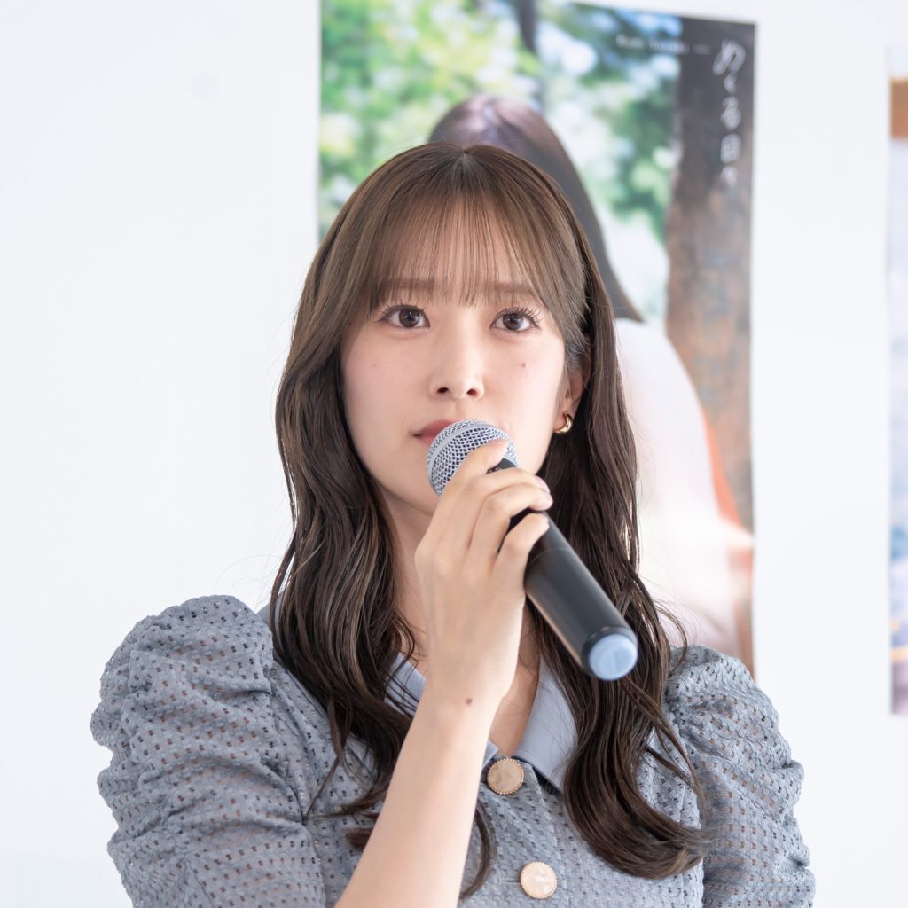 1st写真集『めくる日々』発売記念取材会に出席した日向坂46・佐々木久美
