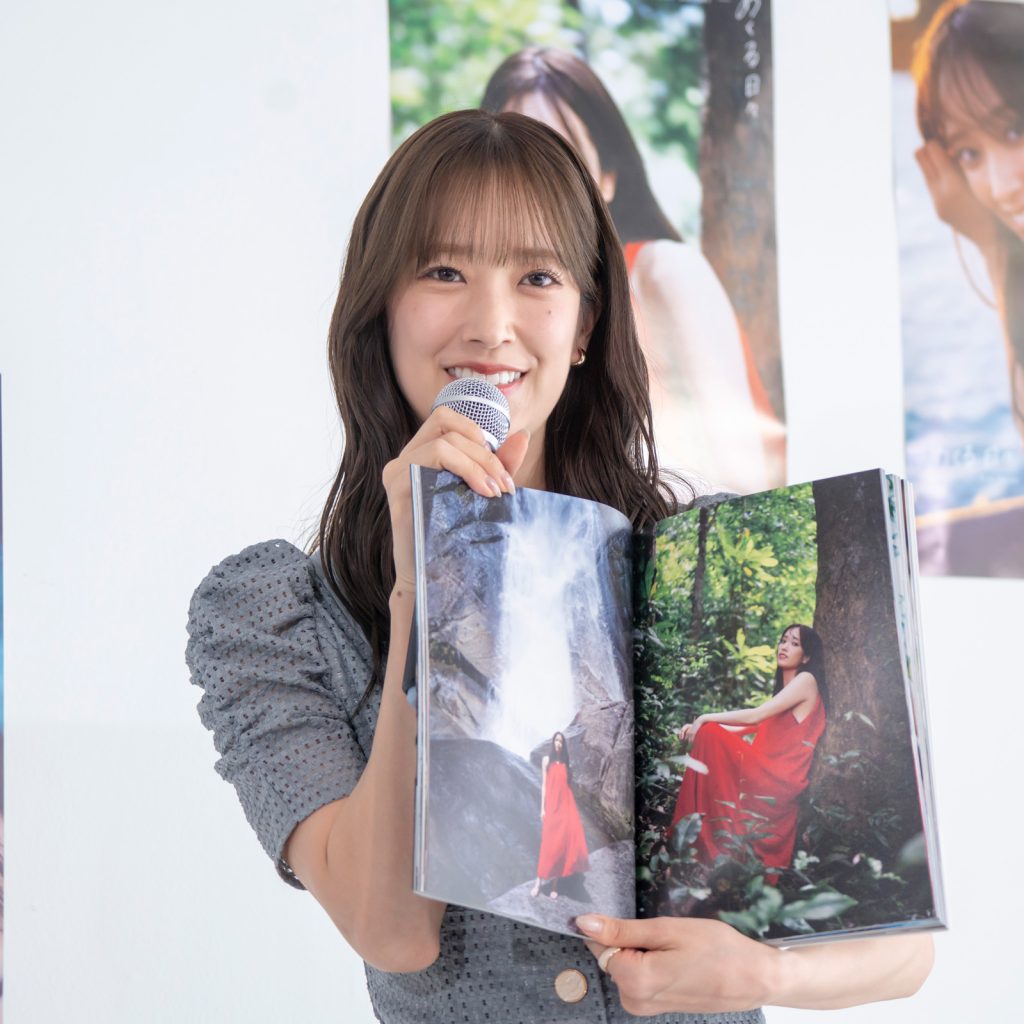 日向坂46・佐々木久美が1st写真集『めくる日々』発売記念取材会に出席