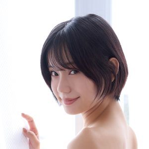 ショートカットのパーフェクト美女 優希つづは、スレンダーボディーで魅せるグラビアDVD