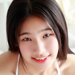 美声の持ち主…元合唱部の新人グラドル青山連、美しいボディーラインで魅了