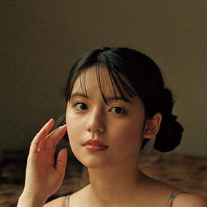 “超新星の美ボディ”松島かのん、フレンチレトロなグラビアショット