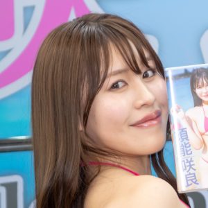 グラビアアイドル須能咲良「おわん型がきれいに映るように」サイズ小さめのビキニ姿を披露