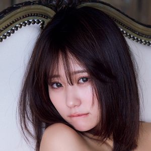 “令和のグラビアセンター”田中美久、ピンクの水着姿を披露