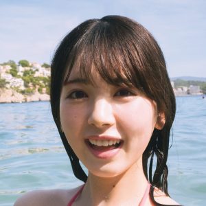 乃木坂46筒井あやめ、初の水着カットはピンクの水着ショット「ここまで海に入ったのは、初めて」