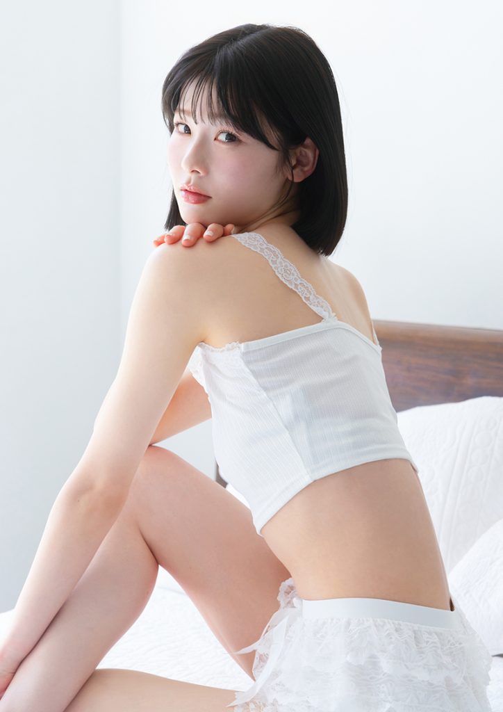 『浅井七海1st写真集 ナナミイロ』表紙カット