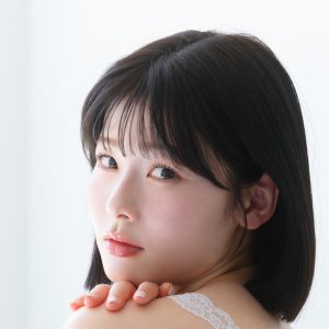 元AKB48浅井七海、美脚際立つショーパン姿からゴージャスなドレス姿まで…1st写真集『ナナミイロ』発売決定