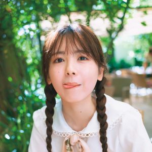 乃木坂46筒井あやめ、レアな三つ編み姿で“舌ペロ”ショット解禁「ちょっと子供っぽいですかね(笑)」