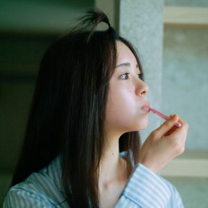 乃木坂46筒井あやめ、パジャマ姿でナチュラルな朝の歯磨きショット公開