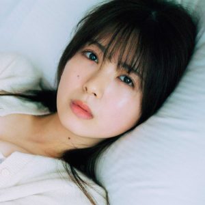乃木坂46筒井あやめ、初のランジェリーショット解禁…朝日を浴びながらまだ眠そうな表情も印象的