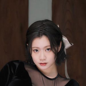 元タカラジェンヌ、173cm9頭身の美スタイルを大胆披露