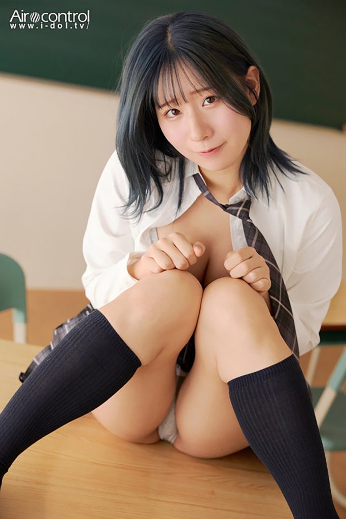 グラビアアイドルやしろじゅり。イメージDVD「蒼い童話 BLUE ROMANCE」より