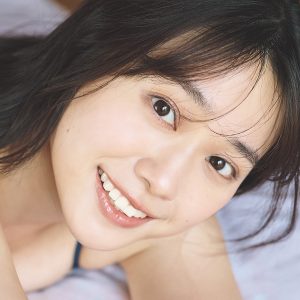 「名探偵津田」の“サポート役”で大注目の美女、古民家で撮り下ろし水着グラビア