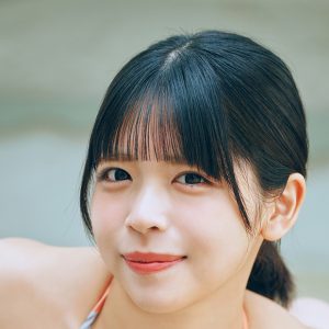 「＃よーよーよー」楠偉音、初めてのグラビアで4種類の水着姿を披露