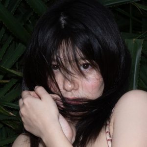 “水ダウ”でも注目の美女、沖縄プライベート旅をテーマにしたグラビアショット