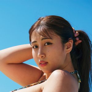 “高身長グラドル”爽香、新婚旅行を楽しむ新妻役を好演