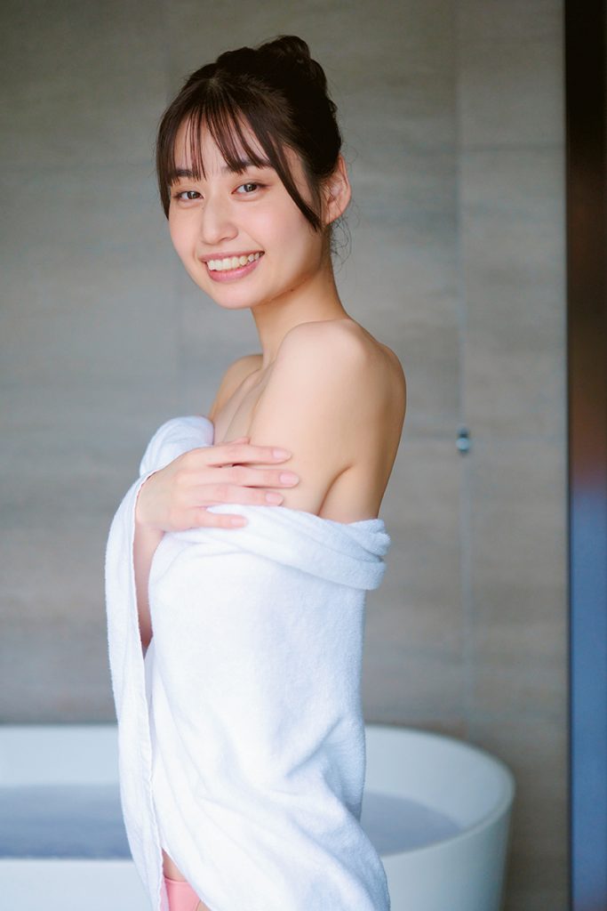 元HKT48・安陪恭加イメージDVD「Smile Beauty」より