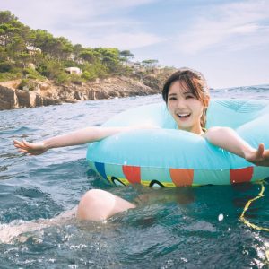 乃木坂46筒井あやめ、地中海を浮き輪で泳ぐ「海や周りの景色がすごくきれいで気持ちよかった」
