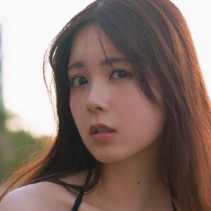 乃木坂46筒井あやめ、ブラック水着姿で夕日を浴びる大人なショット解禁