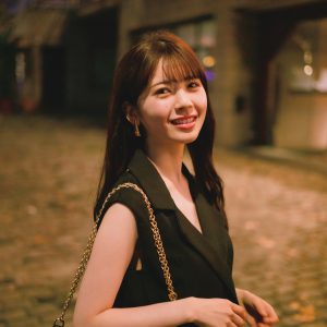 乃木坂46筒井あやめ、ドレッシーな黒のミニ丈ワンピース姿でレストランへ