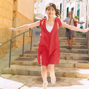 乃木坂46筒井あやめ、おちゃめな“Tの字”ポーズでジャンプ