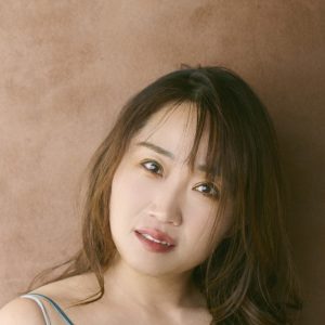 今年最大の衝撃グラビア…超個性派女性ものまねタレントが“袋とじ”に登場