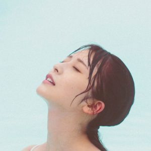 長濱ねる、8年ぶりに水着姿を披露